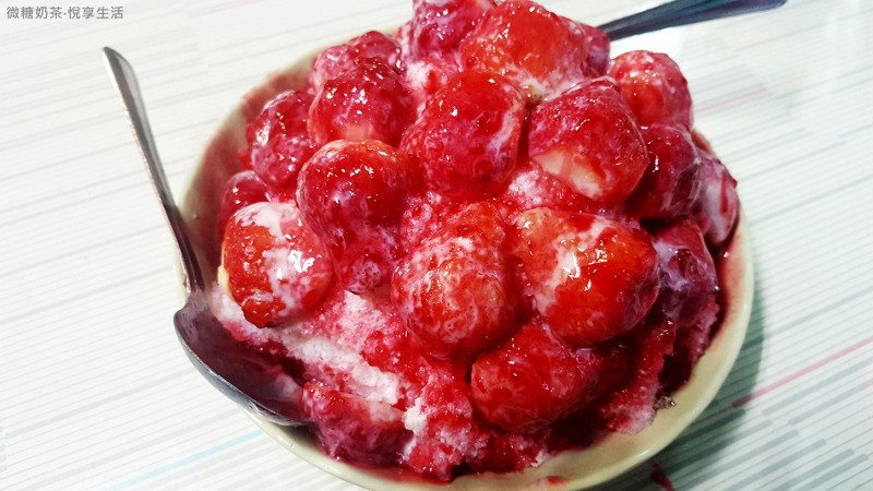 【台南美食】冰鄉－草莓牛乳冰，草莓多到嫑嫑的！