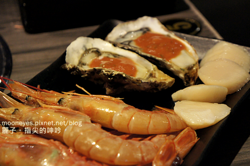 [美食] 台北東區。好客-酒吧燒烤(忠孝店)：美味食材搭配無敵東區高樓夜景