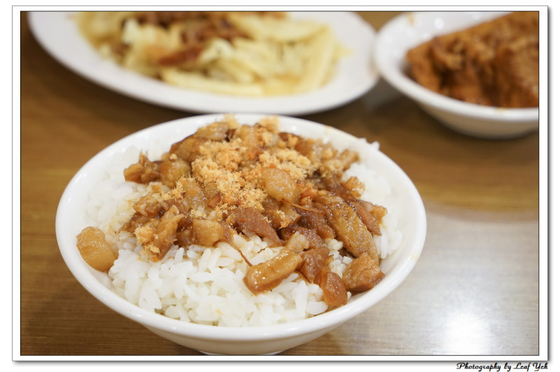 【台北】四方阿九魯肉飯(萬華店) 。滷肉飯、筍絲、油豆腐