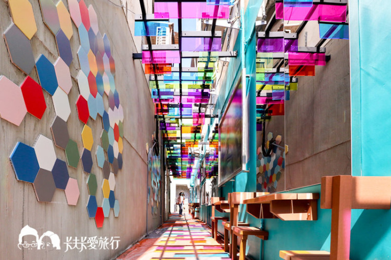 【宜蘭景點】頭城老街｜最新IG打卡熱點 網美最愛彩虹玻璃隧道、復古彩繪牆！來趟秘境小旅行