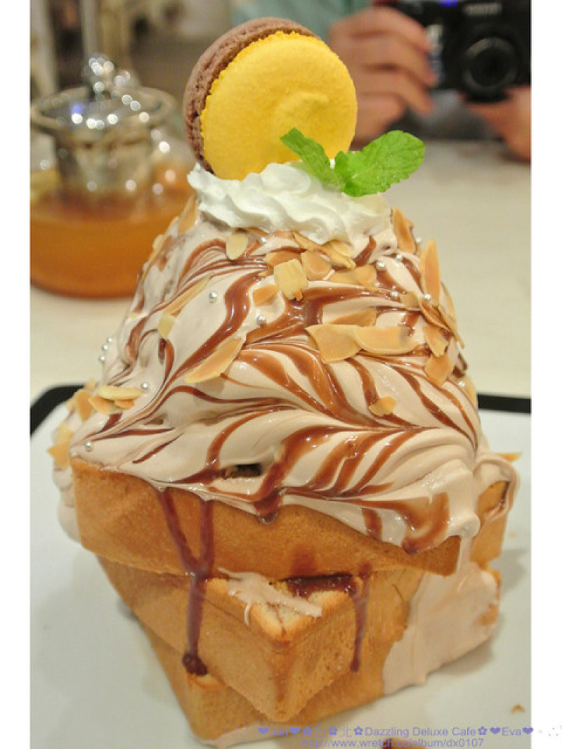 【食記】oO。。台北　Dazzling Deluxe Cafe 　有吃過金莎口味的蜜糖土司嘛？！土司上的金莎榛果奶油像瀑布一樣要流下來了啦！。o○。