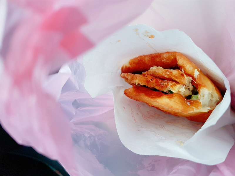  【宜蘭食記】頭城║大溪漁港蔥油餅 滿滿的櫻花蝦 魩仔魚 蔥油餅 好好吃
