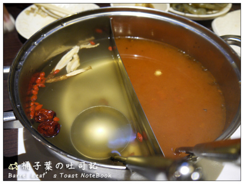 【吃到飽鍋物】台北市大安區│火龍島極品火鍋 -- 驚豔的居然是外表平凡~卻順甜的藥膳湯頭