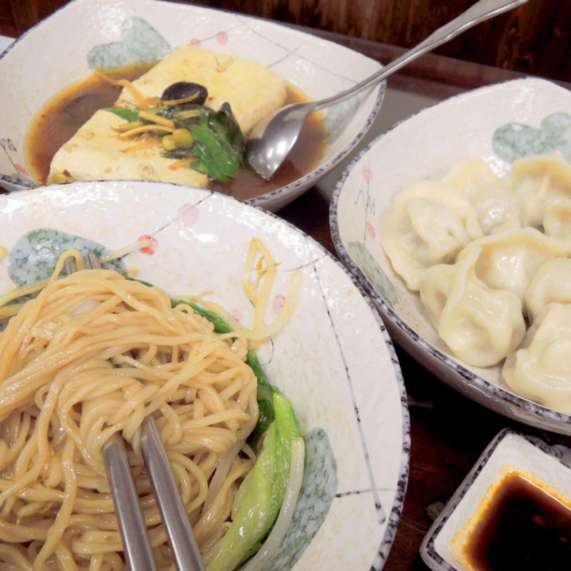 【台北素食信義區】低調卻讓人滿足的美味：蓁品健康蔬食養生餐坊，水餃與臭豆腐真是棒！
