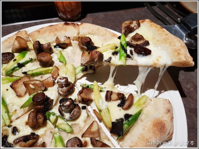台北喜來登【比薩屋pizzapub】最經典的義大利餐廳~PIZZA真的心目中第一名!!連皮都不能放過!!