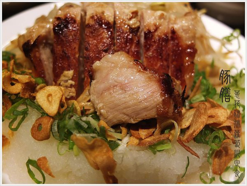 【食祭－窩客】東區豚膳黑豚料理專賣店，台東黑豬肉蔥花蘿蔔泥豬排定食，高級好吃