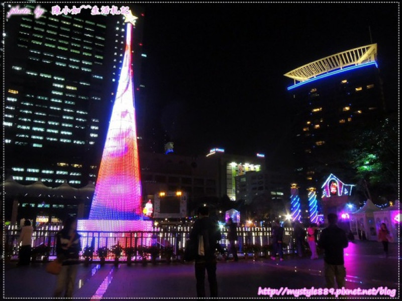 ｜景點∥台北｜新北市板橋市民廣場－歡樂耶誕城。耶誕點燈，滿滿耶誕節的氣氛！(有點燈秀影片)