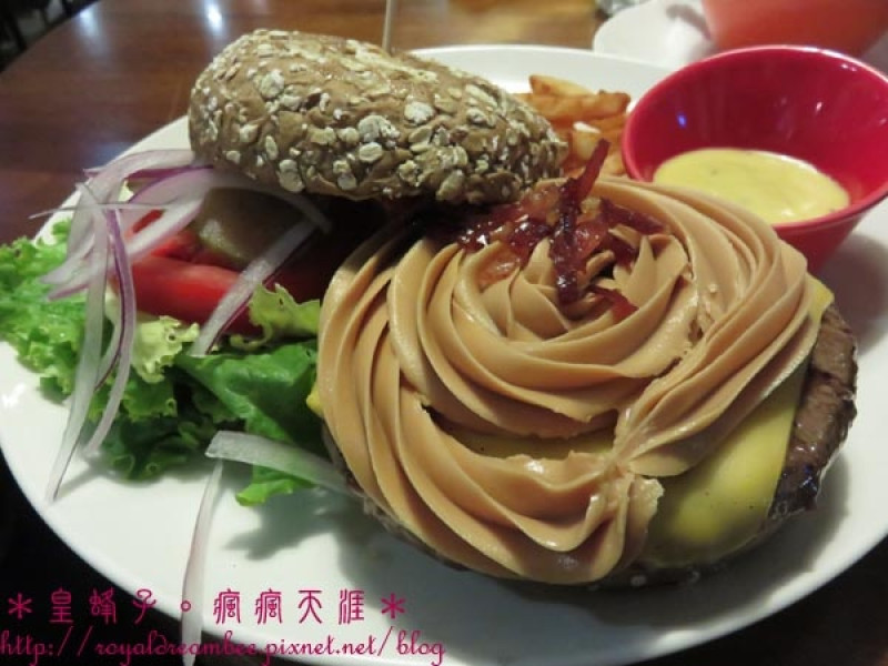 【台北文山區】「Bravo Burger發福廚房‧景美店」花生醬牛肉堡讓人又怕又想吃