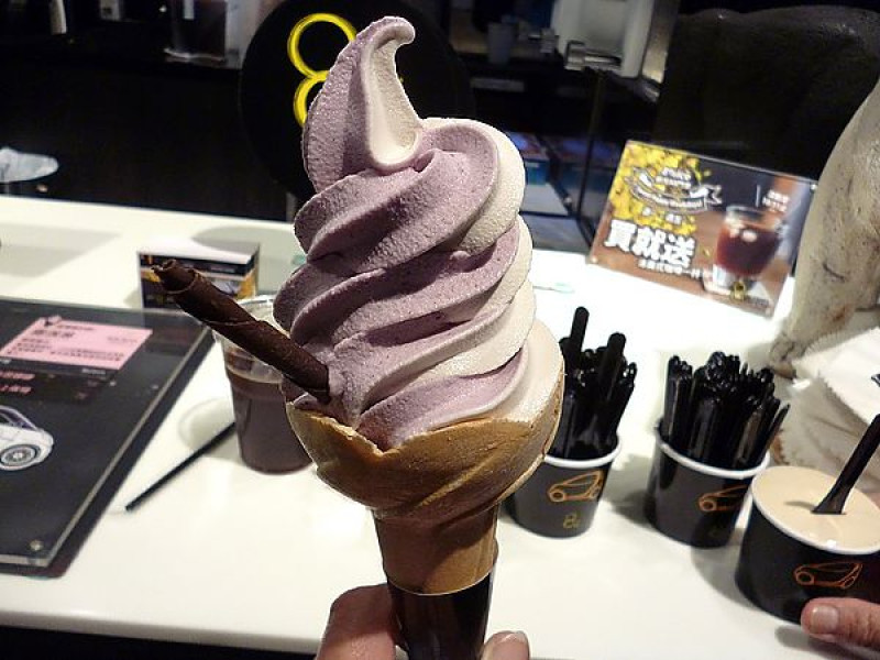 炫紫芭娜娜--在新光三越A8再見8％冰淇淋店        
      