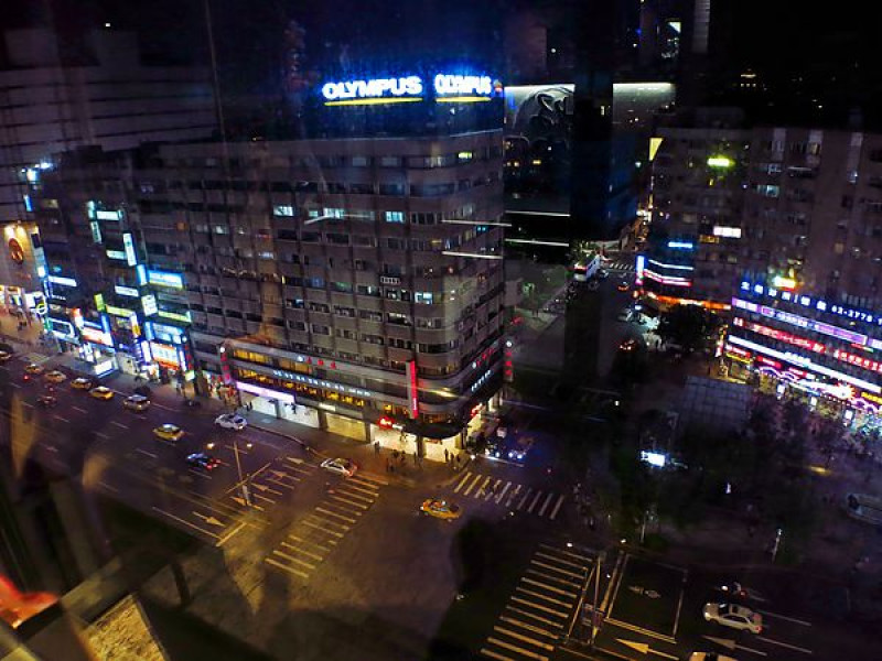台北【捷運忠孝復興】享受高空的都市夜晚 － 好客酒吧燒烤(忠孝店)