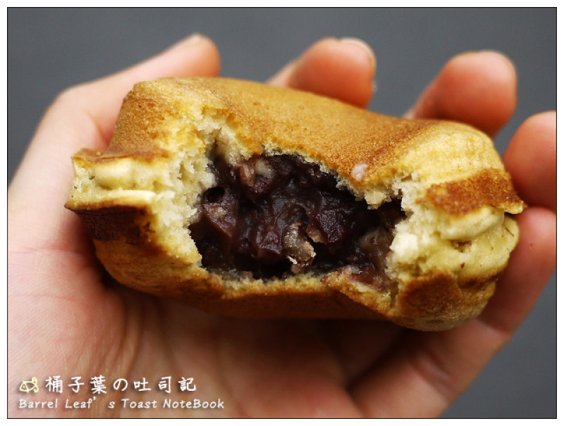 【銅板點心】台南市北區│公園路無名紅豆餅 -- 一個10元還有找的飽餡車輪餅