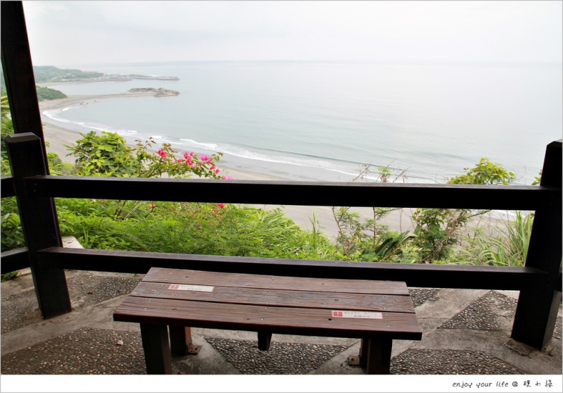 [台東] 媲美海島國家的海岸咖啡：『金樽海岸咖啡』像是小小休息站，卻擁有一整片『陸連島』的浪漫！