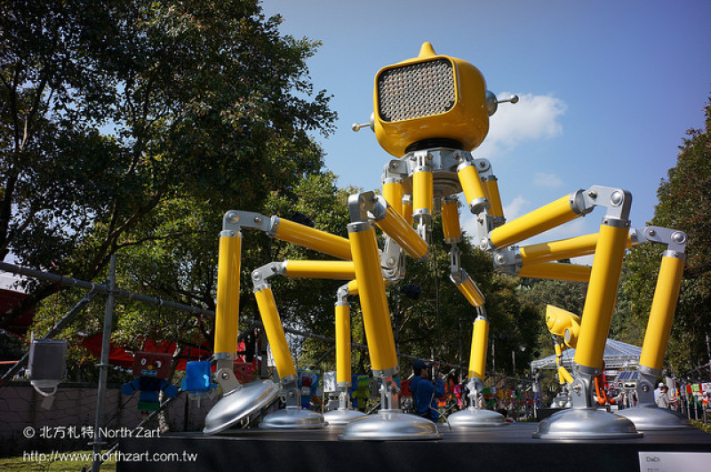 【宜蘭員山景點】2014 員山機器人燈節，好萊塢科幻片場景！未來主義的渴望<宜蘭員山公園內，藝術家李明道先生的創作～Jan 31 2014