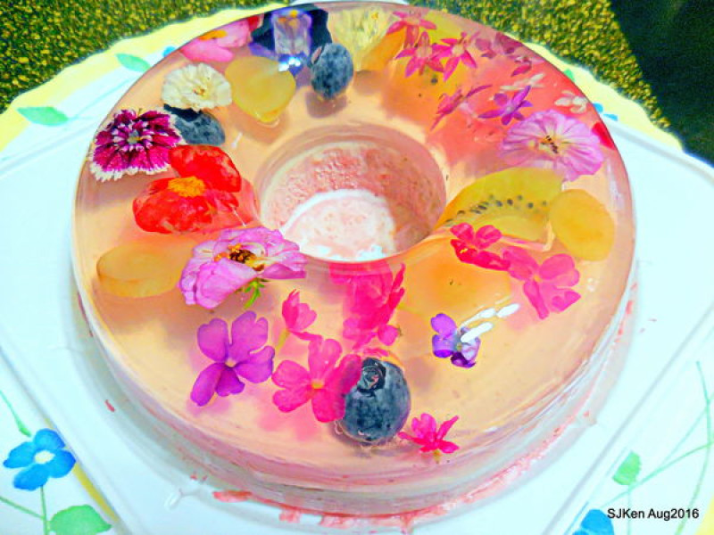 卡瓦蛋糕「真花瓣蛋糕」--- 夢幻新品花開浪漫，創意甜點遇見幸福，繽氛莓果晶瑩剔透 !