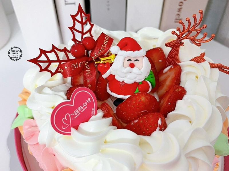 甜點心球，台中耶誕造型草莓愛心蛋糕，人氣草莓芙蓮、白雪草莓請先預訂，現場售完買不到