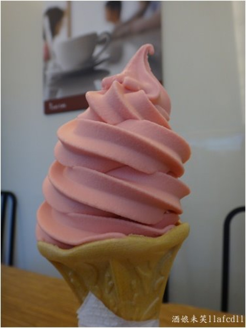 [食記] [台中西屯] 全家(天保店)--日本熱銷草莓霜淇淋(2014年2月14日~2月27日  限定販售)