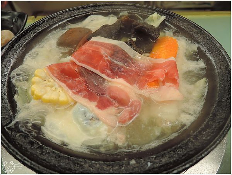 【星羽愛美食-台中】平價石頭小火鍋，料還滿豐富但總覺得少了什麼~小園火鍋。