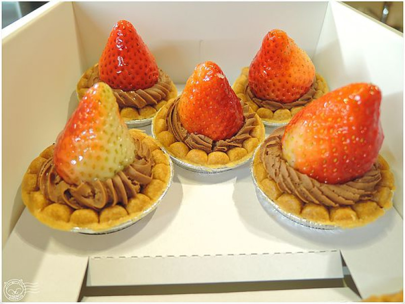 【星羽愛美食-台中】勤美誠品旁低調蛋糕店，草莓蛋糕和草莓塔好吃到破表~羅拉典藏蛋糕。