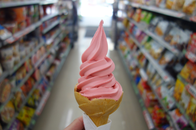 1030220[禮官三小愛台灣]再冷也要吃一隻好吃的草莓霜淇淋Fami X NISSEI全家便利商店FamilyMart鑫美店