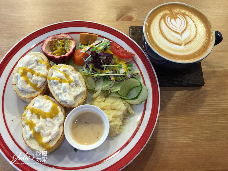 板橋早午餐●Books coffee 布可咖啡(新埔站、拿鐵拉花、寵物友善餐廳)(插座、wifi、不限時)