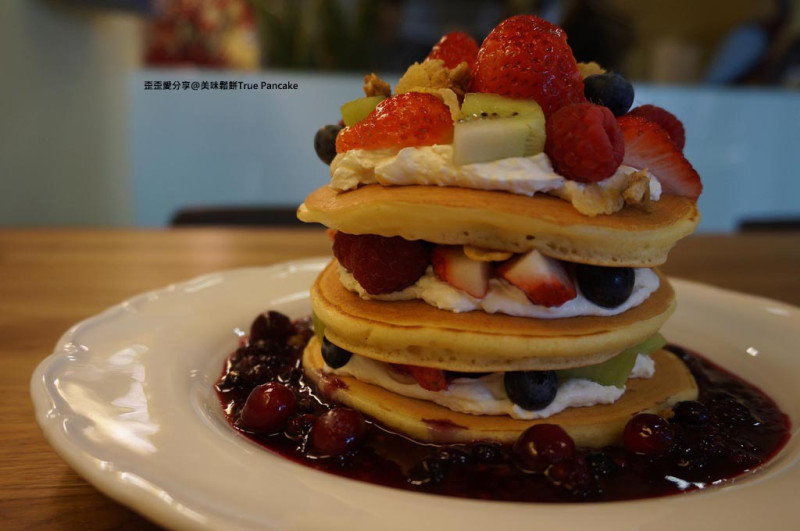 [高雄-苓雅] 美味鬆餅 True Pancake♥滿滿的草莓,野莓,藍莓加馬斯卡邦起司。下午茶吃這樣太犯規了♥