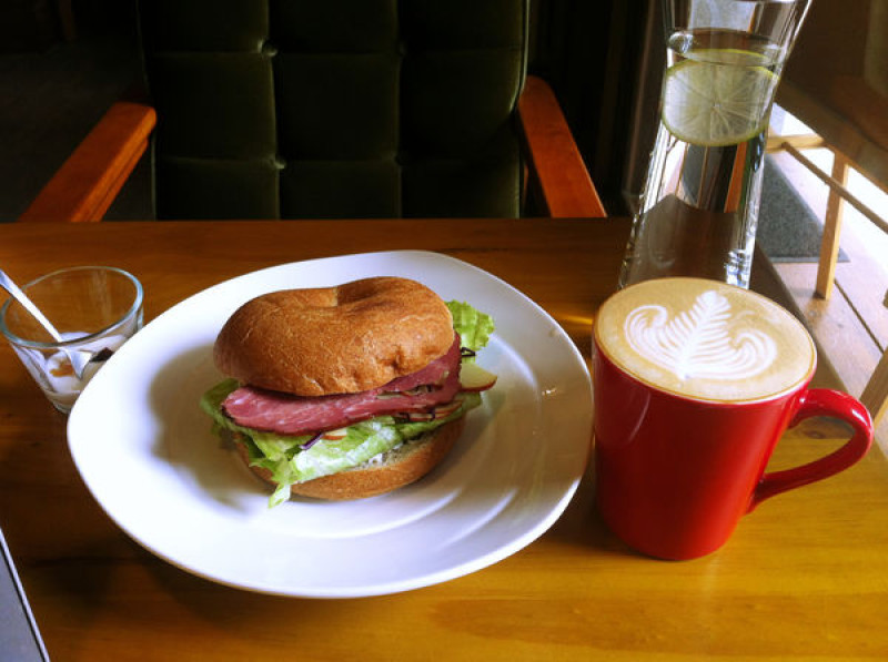 [中壢] 悠閒舒適♥『 at cafe 』♥ 二訪，輕食咖啡享受 #wifi ＃無限時 