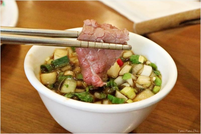 [高雄前金區]牛老大涮牛肉(高雄總店)|天氣冷颼颼就是想吃鍋，溫體牛涮火鍋湯頭好好喝！