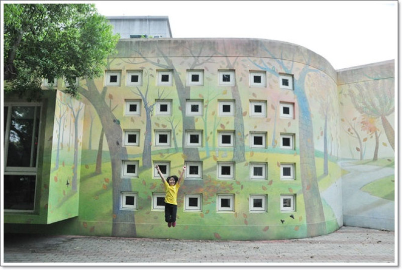 ❤彰化。村東國小~很不一樣的社區閱讀中心，繪畫風的牆面，像走了森林世界裡
