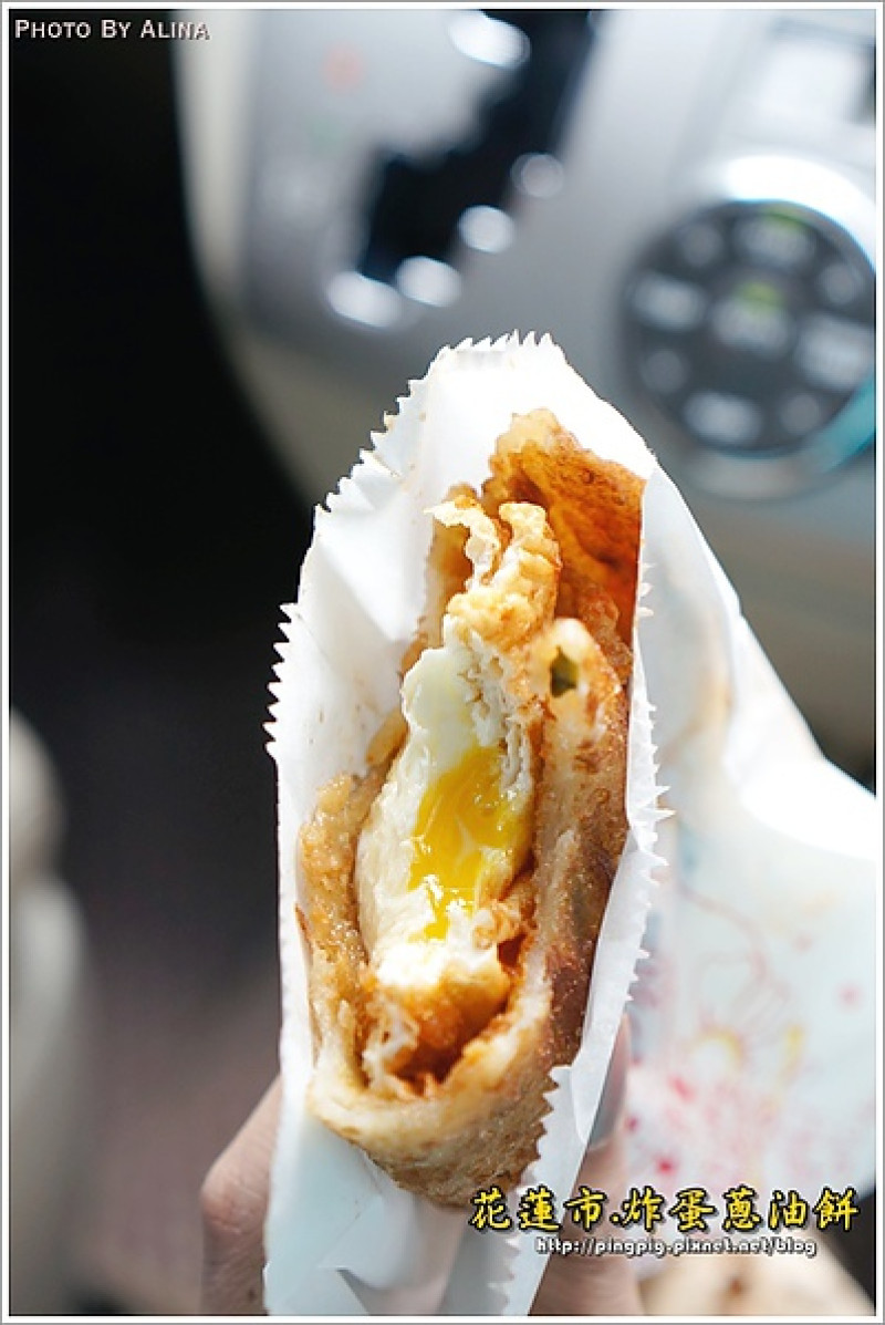 [ 食記 ] 花蓮市 炸蛋蔥油餅(白色招牌) - 食尚玩家一報再報的半熟蛋美味炸蛋蔥油餅