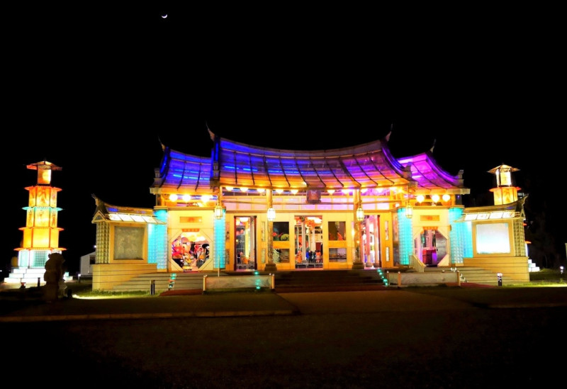 【彰化鹿港 | 景點】獨一無二的華美水晶宮與炫目的黃金隧道⌂護聖宮玻璃廟 x 台灣玻璃館