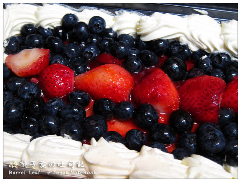 【甜點蛋糕】新北市中和區│Costco 好市多 (中和店) -- 季節限定．新鮮草莓藍莓千層蛋糕