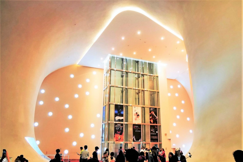【台中西屯 | 景點】曲線流暢優美的涵洞式建築美學。台中國家歌劇院