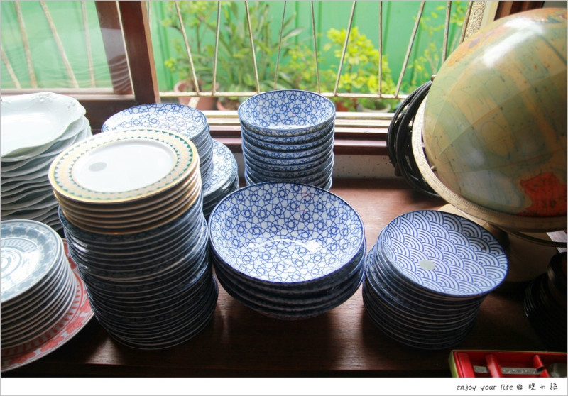 [台南] 隱藏在衛民街的【餐桌上的鹿早。。。生活食器】賣好多日本來的碗盤、刀叉、茶杯，整個就是好好掃貨的地方！