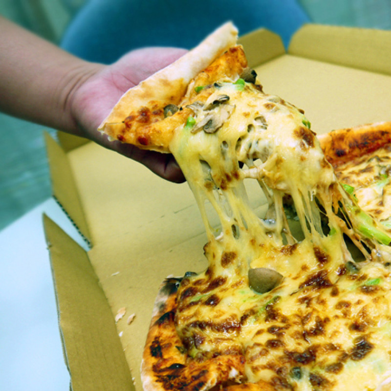 一起來感受披薩天王現擀現做的移動式美味吧！「KK手工窯烤Pizza」台北行動餐車12吋手工披薩（另有售素食口味）