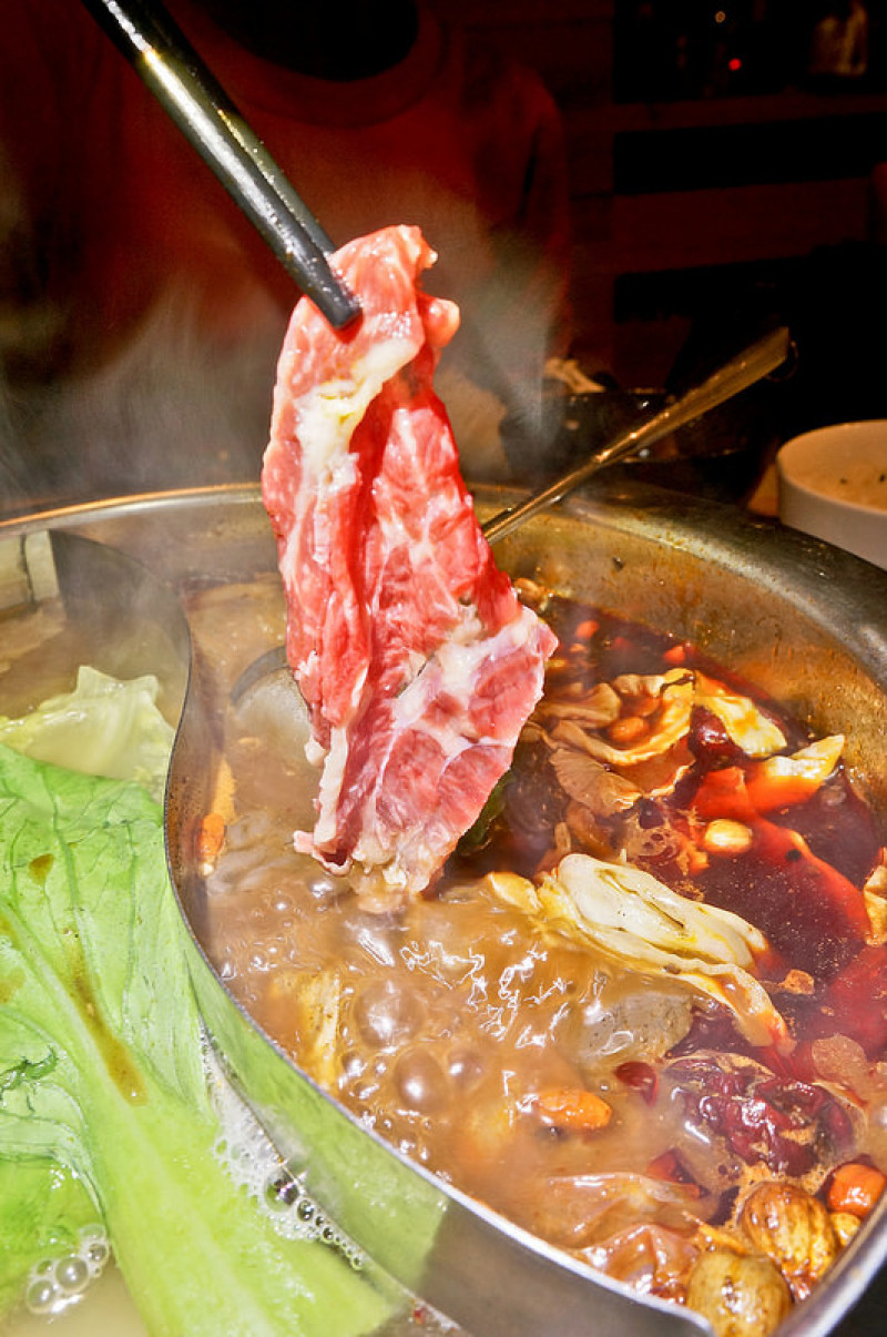 吃過鮮切的溫體牛肉鍋嘛? 全台唯一的金門酒糟溫體牛肉火鍋就在京宴屋!!