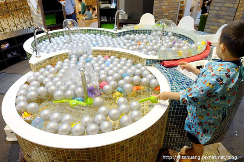[台北熱門親子餐廳]大樹站-英倫三池-玩水、玩沙、玩球超好玩