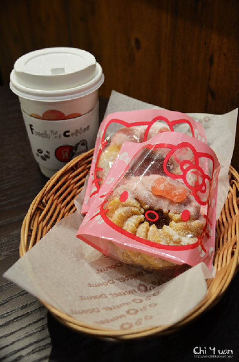 [台北]南港車站CITYLINK。Mister Donut x Hello Kitty台灣限定，粉嫩蘋果甜甜圈