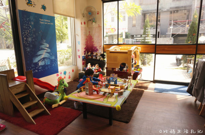 <親子餐廳>居家溫馨風格的遊戲區，室外有乾淨沙坑可玩@新竹竹北♧ 維古拉親子餐廳caffe virgola
