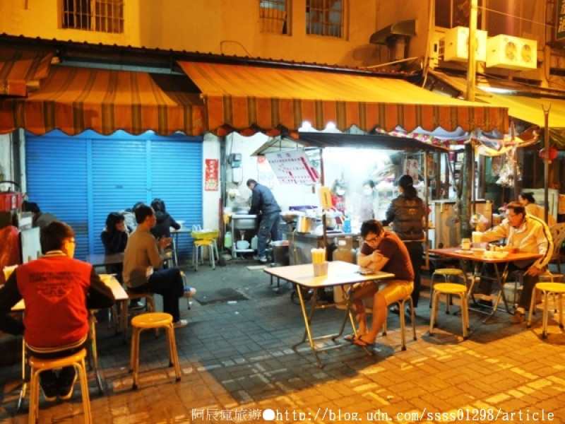 【美食特搜。台南新市區】阿田麵攤。廟前無招牌小麵攤 藏不住的傳統低調美味        
      