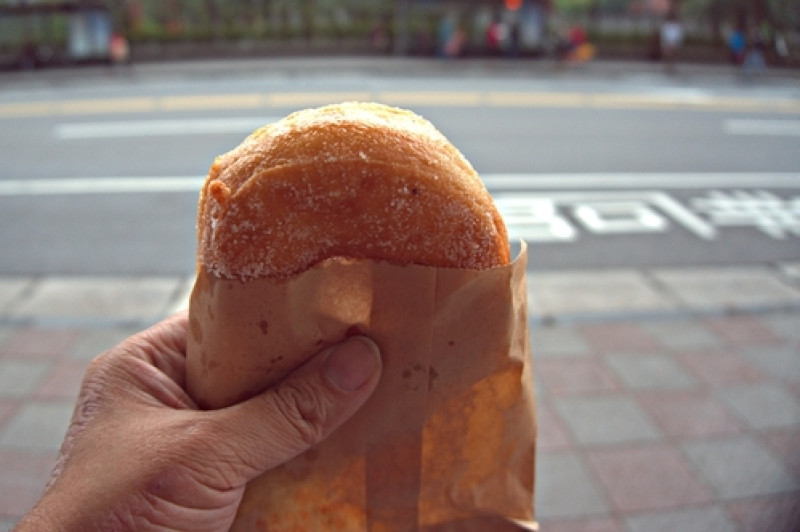 [吃食]台北南陽街甜甜圈攤販~懷舊的台式甜點