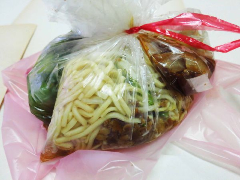 【新莊】無名麵攤-10元豬頭皮20元燙青菜20元乾麵