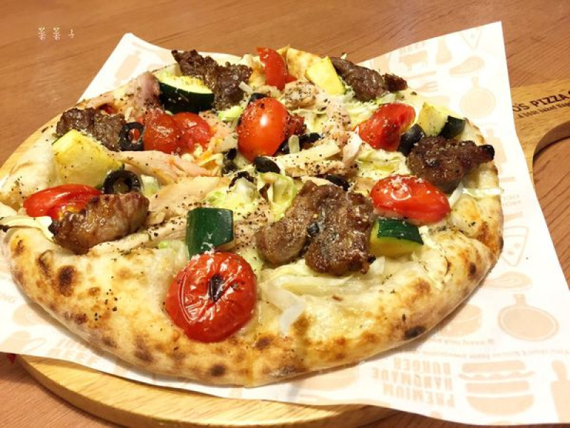 [桃園]Tinos Pizza提諾比薩|卡布里香蒜總匯|氣氛裝潢佳|有停車場停車方便|內文附完整菜單