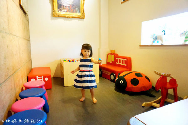 <親子友善餐廳>極低調卻充滿藝術美感，小小兒童遊戲區內也可以欣賞到美麗油畫@畫盒子藝術餐廳♧新竹竹北