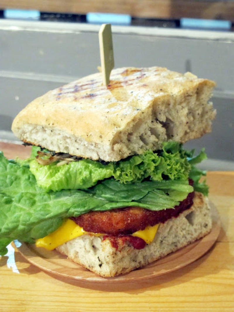 【台北捷運中山站素食】健康美味、蔬食漢堡~綠一點 Veggiegrill
