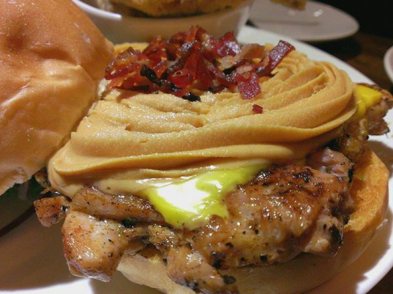 【台北  食記 】 Bravo Burger發福廚房 花生醬遇到牛肉，超人氣 美式漢堡