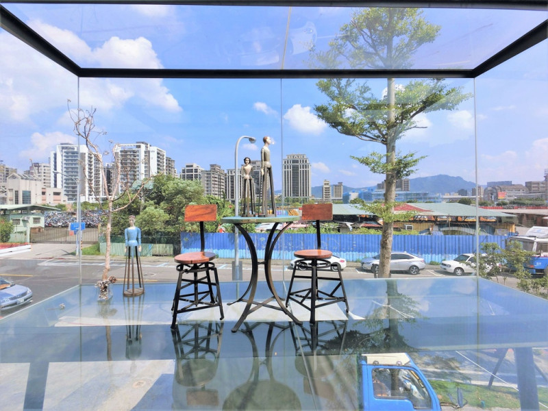 【台北內湖 | 餐廳】懸浮於空中的特色玻璃貨櫃屋✧阿達阿永咖啡ERC Cafe(內湖店)