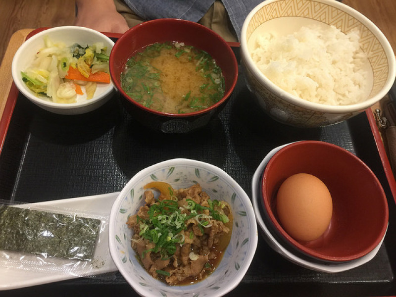 【食記】捷運台北車站。すき家(SUKIYA)站前店~來吃日式早餐拉
