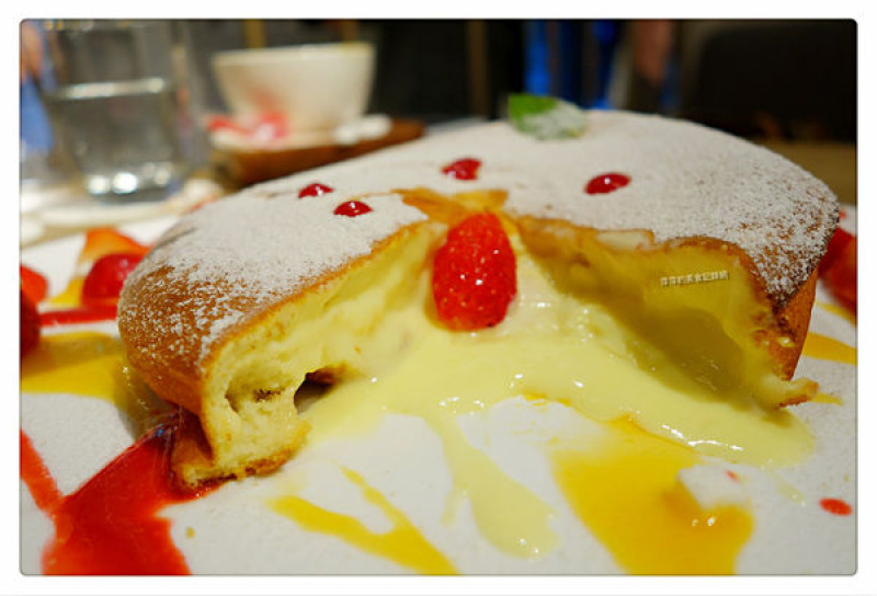 Petit Doux．微兜Café Bistro - 永康街新開的店．瓦帕鬆餅好美味唷 - 捷運東門站