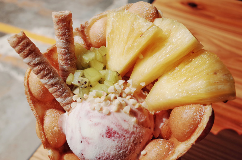 台南中西區 - 炎炎夏日創意冰品新選擇『果核抵家 Maison the Core』雞蛋仔配上繽紛夏季水果，好滋味無法擋。