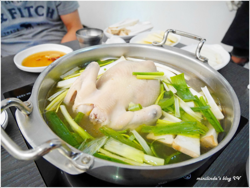 ◎台北◎捷運忠孝復興站◎首爾排隊名店，孔陵一隻雞，冷冷的冬天最適合喝雞湯了
